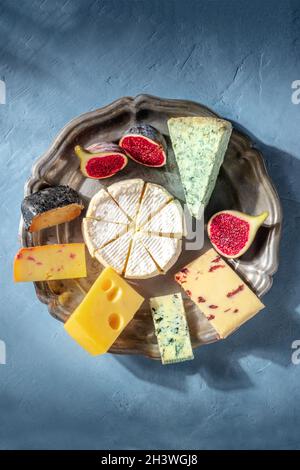 Piatto di formaggi con Brie, formaggi blu, frutta, formaggio svizzero e altri Foto Stock