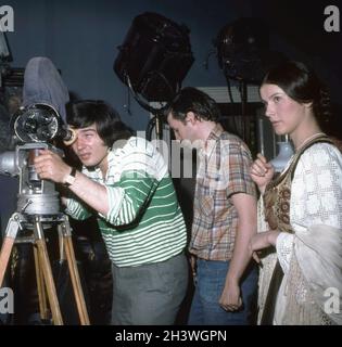 Direttore della fotografia Doru Mitran (a sinistra), regista Nicolae Opritescu & attrice rumena Gabriela CUC (a destra) durante le riprese del film 'Vis de ianuarie' (1979). Foto Stock