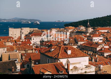 Vista dal muro sui tetti della città vecchia di Dubrovnik, il campanile del monastero Domenicano, la cupola della chiesa Foto Stock