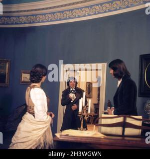 Attori rumeni Petre Lupu (centro), Gabriela CUC & Marcel Iures come pianista Franz Liszt durante le riprese di 'Vis de ianuarie' (1979), regista Nicolae Opratescu Foto Stock