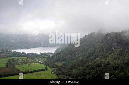 Drammatica luce a Nant Gwynant, Snowdonia National Park, Galles UK Foto Stock