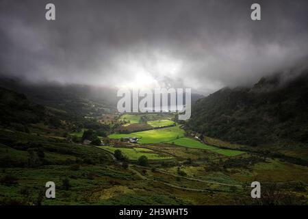 Drammatica luce a Nant Gwynant, Snowdonia National Park, Galles UK Foto Stock