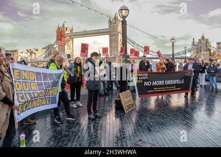 Londra, Regno Unito. 30 ottobre 2021. In occasione della giornata nazionale di azione della giustizia per la sicurezza antincendio una protesta contro il municipio della Grande autorità londinese ha invitato il Sindaco e l'Assemblea londinese a fare pressione sugli sviluppatori e sulle associazioni abitative per risolvere i problemi di sicurezza antincendio negli edifici residenziali causati dalla mancanza di regolamentazione governativa e la mancata osservanza delle norme edilizie, invece di fallire i titolari di un'ingente fattura per il lavoro. Peter Marshall/Alamy Live News Foto Stock