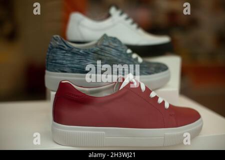 Scarpe da donna in mostra. Scarpe leggere senza logo. Vendita di vestiti. Foto Stock