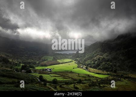 Drammatica luce a Nant Gwynant, Snowdonia National Park, Galles UK Foto Stock