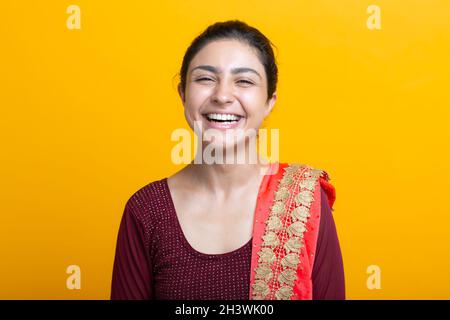 Ritratto di donna ridente indiana in sari Foto Stock