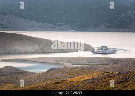 Traghetto da Stanica a Mynjak sull'isola di Rab al mattino presto Foto Stock