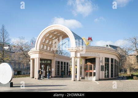 Mosca, Russia - 30 ottobre 2021, ingresso alla stazione metropolitana di Kropotkinskaya sotto forma di arco Foto Stock