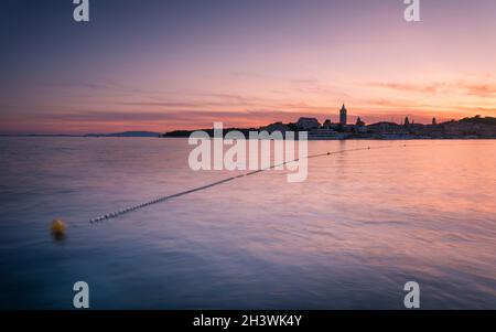 Tramonto a Baia di Banjol sull'isola di Rab Croazia Foto Stock