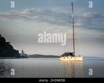 Barca a vela nella baia di Eufemija sull'isola di Rab Croazia Foto Stock