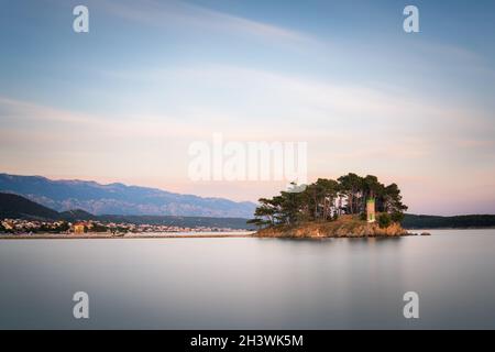 Banjol sull'isola di Rab con sveti Juraj in una lunga esposizione alla sera Foto Stock