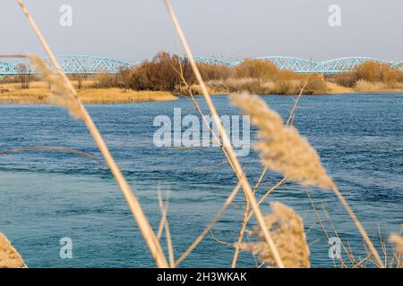 Vista generale del fiume Eufrate e del ponte ferroviario su di esso nella città di Jarablus di Aleppo, Siria. Foto Stock