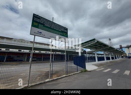 Santos, San Paolo, Brasile. 30 Ott 2021. (INT) preparativi per la stagione delle crociere nella città di Santos. 30 ottobre 2021, Santos, Sao Paulo, Brasile: I dipendenti di Conceicao stanno preparando gli ultimi dettagli per lasciare il Terminal Marittimo dei passeggeri, Giusfredo Santini, nella città di Santos, sulla costa di Sao Paulo, Pronto a ricevere i primi turisti che prenderanno il viaggio inaugurale della ripresa delle crociere lungo la costa brasiliana, sabato (30) (Credit Image: © Luigi Bongiovanni/TheNEWS2 via ZUMA Press Wire) Foto Stock