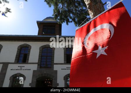 L'edificio storico del congresso di Erzurum con la bandiera turca. (Traduzione, congresso e museo nazionale della lotta. Museo della pittura e della scultura) Foto Stock