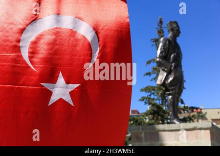 Bandiera turca. Al di fuori della chiara profondità di campo, si trova la statua di Mustafa Kemal Atatürk. Foto Stock