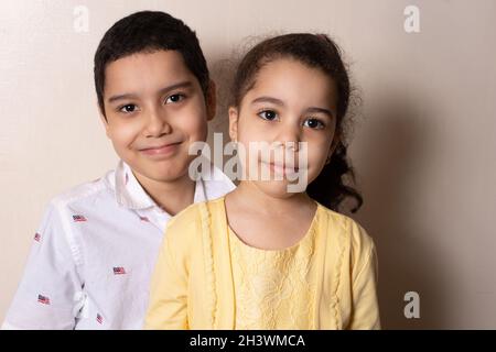 Portrat di 4 anni ragazza a casa con il suo fratello di 9 anni Foto Stock