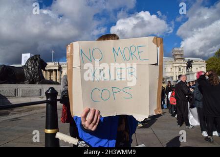 Londra, Regno Unito. 30 ottobre 2021. Un manifestante ha un cartello "No More Killer Cops" a Trafalgar Square. I manifestanti hanno marciato da Trafalgar Square a Downing Street per protestare contro la violenza della polizia, chiedendo giustizia per le persone che sono morte in custodia della polizia. Credit: Vuk Valcic / Alamy Live News Foto Stock