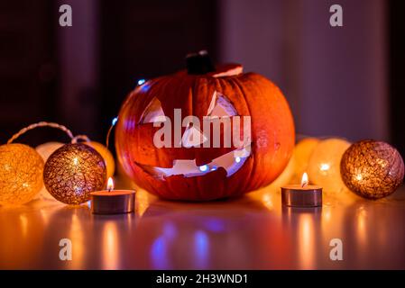 Spooky sorridente zucca di Halloween in fiamme candele a fuoco. Foto Stock