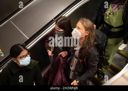 Glasgow, Scozia, Regno Unito. 30 Ott 2021. NELLA FOTO: L'attivista del clima Greta Thunbrug ha visto arrivare alla stazione centrale di Glasgow, in mezzo ad una frenesia dei media con gli ufficiali della polizia Scozia e il personale di sicurezza. Fuori dalla stazione è scoppiata una mischia mediatica con una folla di fotografi di stampa, giornalisti, giornalisti e membri del pubblico che cercano di dare un'occhiata. Credit: Colin Fisher/Alamy Live News Foto Stock