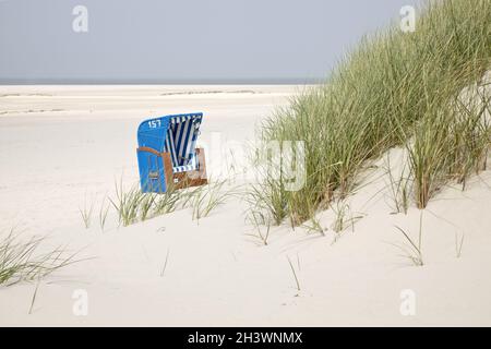 Sedia da spiaggia con dune sulla spiaggia, Norddorf, Isola di Amrum, Frisia settentrionale, Germania, Europa Foto Stock