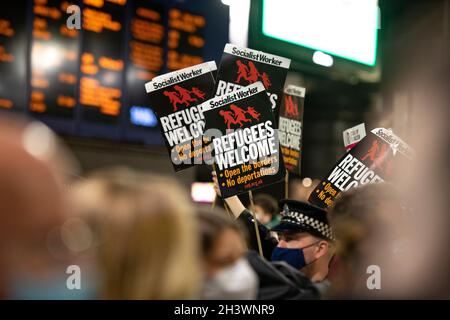 Glasgow, Scozia, Regno Unito. 30 Ott 2021. NELLA FOTO: L'attivista del clima Greta Thunbrug ha visto arrivare alla stazione centrale di Glasgow, in mezzo ad una frenesia dei media con gli ufficiali della polizia Scozia e il personale di sicurezza. Fuori dalla stazione è scoppiata una mischia mediatica con una folla di fotografi di stampa, giornalisti, giornalisti e membri del pubblico che cercano di dare un'occhiata. Credit: Colin Fisher/Alamy Live News Foto Stock