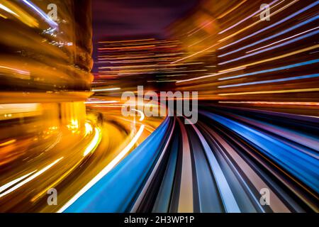 Lunga esposizione dalla nuova linea costiera del traffico sul lungomare di Yurikamome Tokyo Foto Stock