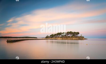 Banjol sull'isola di Rab con sveti Juraj in una lunga esposizione alla sera Foto Stock