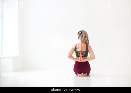 Giovane atleta femminile con dreadlock Foto Stock