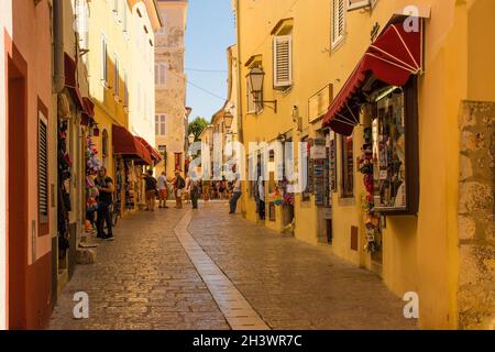 Krk, Croazia - 2 settembre 2021. I turisti e la gente del posto camminano lungo le strade storiche della città vecchia medievale di Krk sull'isola di Krk Foto Stock