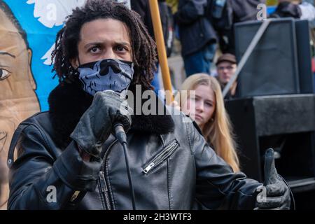 Londra, Regno Unito. 30 ottobre 2021. La processione annuale del ricordo della Campagna delle famiglie unite e degli amici (UFFC) si sposa lentamente in silenzio da Trafalgar Square a Downing St per un forte raduno con i relatori delle famiglie interessate che chiedono giustizia per i parenti uccisi dalla polizia e in detenzione penale, mentale e migratoria. Dicono "non c'è giustizia, non c'è pace”. Peter Marshall/Alamy Live News Foto Stock