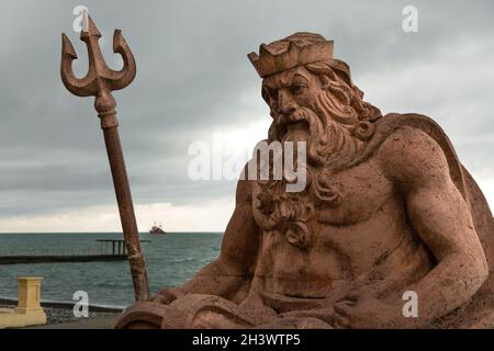 Scultura di Poseidone, dio dell'acqua e del mare, sulla riva del mare della città di Sochi. Il suo nome nella mitologia romana è Nettuno. Foto Stock