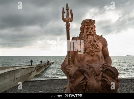 Scultura di Poseidone, dio dell'acqua e del mare, sulla riva del mare della città di Sochi. Il suo nome nella mitologia romana è Nettuno. Foto Stock