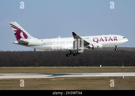 Budapest / Ungheria - 8 aprile 2019: Qatar Airways Airbus A330-200 A7-ACM aereo passeggeri arrivo e atterraggio all'aeroporto di Budapest Foto Stock