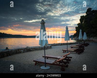 Spiaggia di Rab in Croazia al tramonto al canale di Eufemija Foto Stock