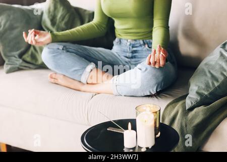 Raccolto femmina meditating sul letto Foto Stock