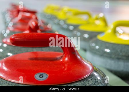 Pietre curling in granito disposte ordinatamente sul parco giochi. Pietre arriccianti, fuoco selettivo. Foto Stock