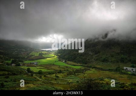 Drammatica luce a Nant Gwynant, Snowdonia National Park, Galles UK Foto Stock