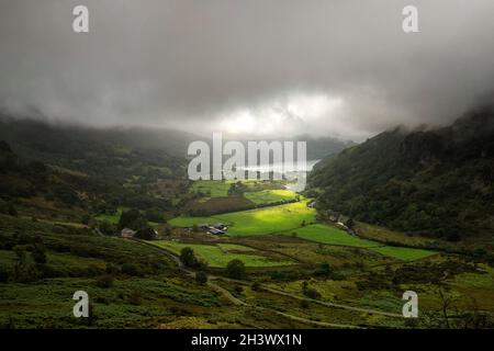 Drammatica luce a Nant Gwynant, Snowdonia National Park, Galles UK Foto Stock