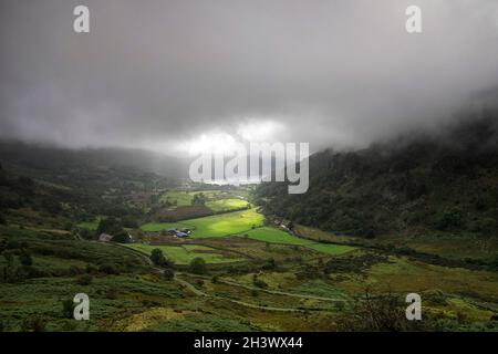 Drammatica luce a Nant Gwynant, Snowdonia National Park, Galles UK Foto Stock