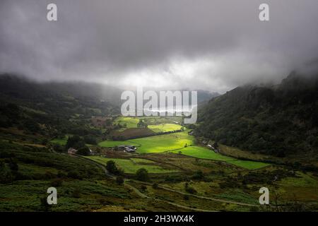 Drammatica luce a Nant Gwynant, Snowdonia National Park, Galles UK Foto Stock