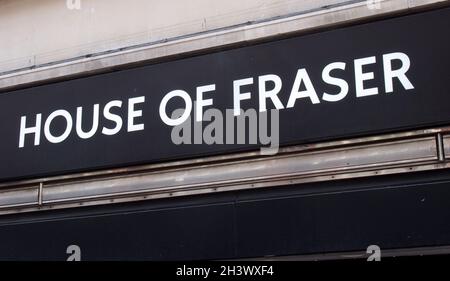 Cartello sopra l'entrata della casa del grande magazzino fraser nel centro di leeds Foto Stock