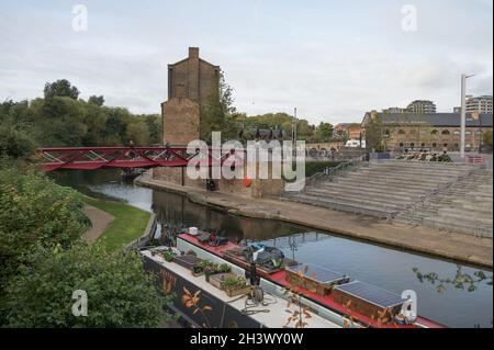 Vista verso Coal Drops Yard dal ponte sul canale Regents. Kings Cross, Londra, Inghilterra, Regno Unito Foto Stock