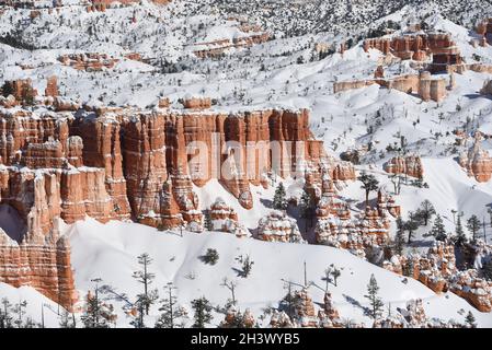 Panorama di Hoodoos rossi ricoperti di neve nel paese delle meraviglie invernali del Bryce Canyon National Park, Utah, USA. Notare il formato full frame grande. Foto Stock