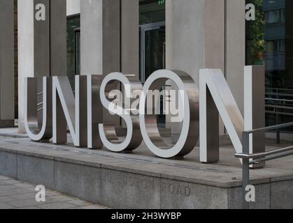 LOGO UNISON fuori dagli uffici londinesi del sindacato sindacale UNISON. Euston Road, Londra, Inghilterra, Regno Unito Foto Stock