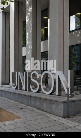 LOGO UNISON fuori dagli uffici londinesi del sindacato sindacale UNISON. Euston Road, Londra, Inghilterra, Regno Unito Foto Stock