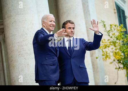 Roma, Italia. 29 ottobre 2021. Il Presidente degli Stati Uniti Joe Biden e il Presidente francese Emmanuel Macron, a destra, si sono riuniti prima di un incontro bilaterale a la Villa Bonaparte il 29 ottobre 2021 a Roma, Italia. Credit: Adam Schultz/White House Photo/Alamy Live News Foto Stock