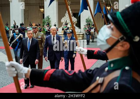 Roma, Italia. 29 ottobre 2021. Il presidente degli Stati Uniti Joe Biden esamina la guardia d'onore scortata dal primo ministro italiano Mario Draghi, a sinistra, prima di un incontro bilaterale a Palazzo Chigi il 29 ottobre 2021 a Città del Vaticano, Vaticano. Credit: Adam Schultz/White House Photo/Alamy Live News Foto Stock