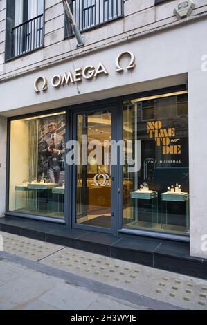 OMEGA Boutique, negozio che vende orologi di fascia alta proprio marchio. Visualizzazione della finestra per il film James Bond, No Time to Die. Old Bond Street, Mayfair, Londra, Regno Unito Foto Stock