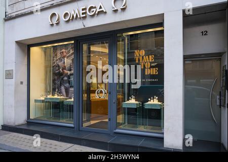 OMEGA Boutique, negozio che vende orologi di fascia alta proprio marchio. Visualizzazione della finestra per il film James Bond, No Time to Die. Old Bond Street, Mayfair, Londra, Regno Unito Foto Stock