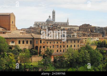 Una splendida panoramica del centro storico di Siena, patrimonio dell'umanità dell'UNESCO, con la torre e la cupola del suo famoso gatto Foto Stock